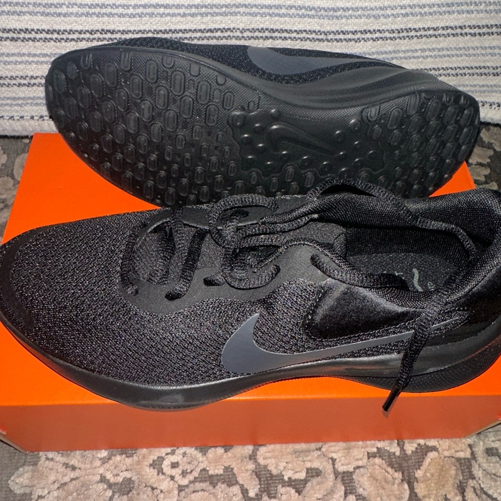 Nike Revolution 7 Black Low-Top Knit Running Sneakers with Swoosh Size 8 - Picture 3 of 6
